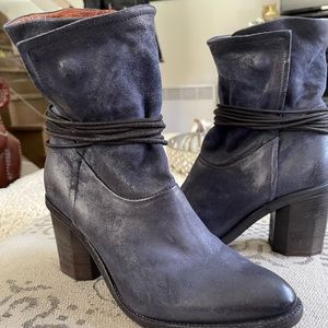 Bottillons bleu foncé en cuir jamais porté.  De marque A.S. 98